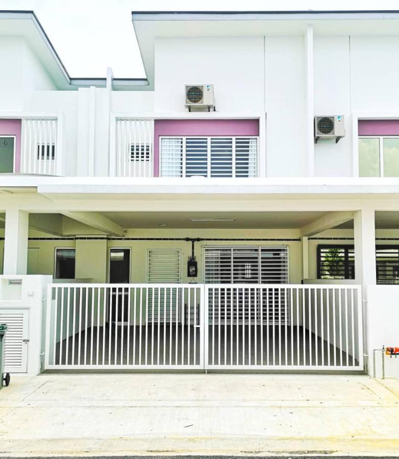 Holiday Homestay スレンバン エクステリア 写真